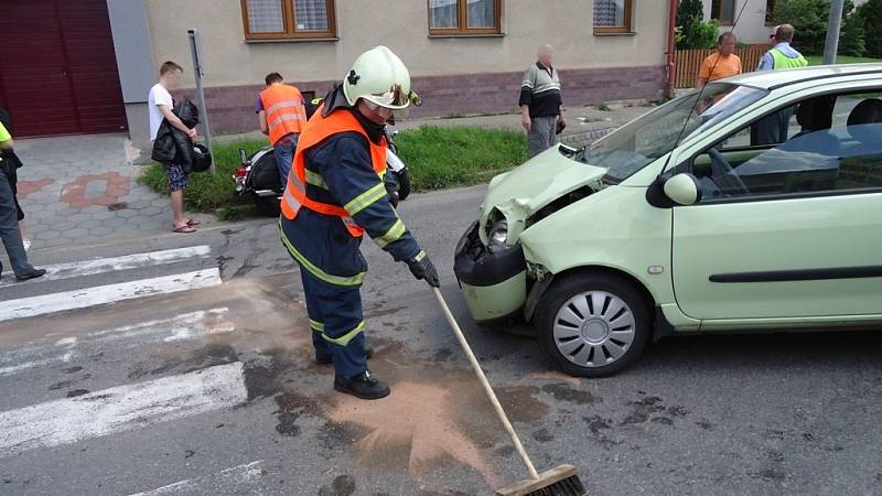 Nehoda motorky a automobilu v Čebíně.