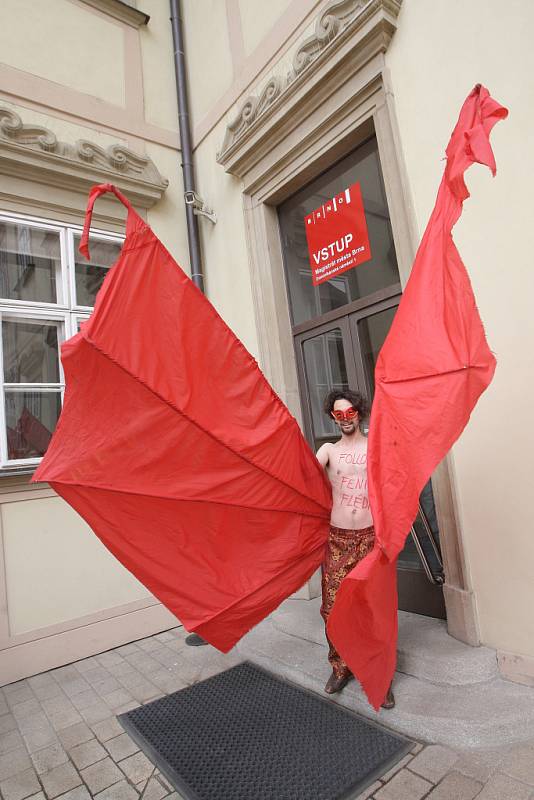 Na křídlech ohnivého ptáka Fénixe přiletěla na brněnskou radnici výzva na podporu hudebního klubu Fléda. 