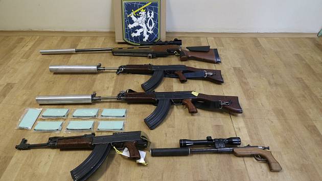 Nelegálně upravené zbraně a jejich doplňky, které policisté zajistili u trojice mužů z jižní Moravy.