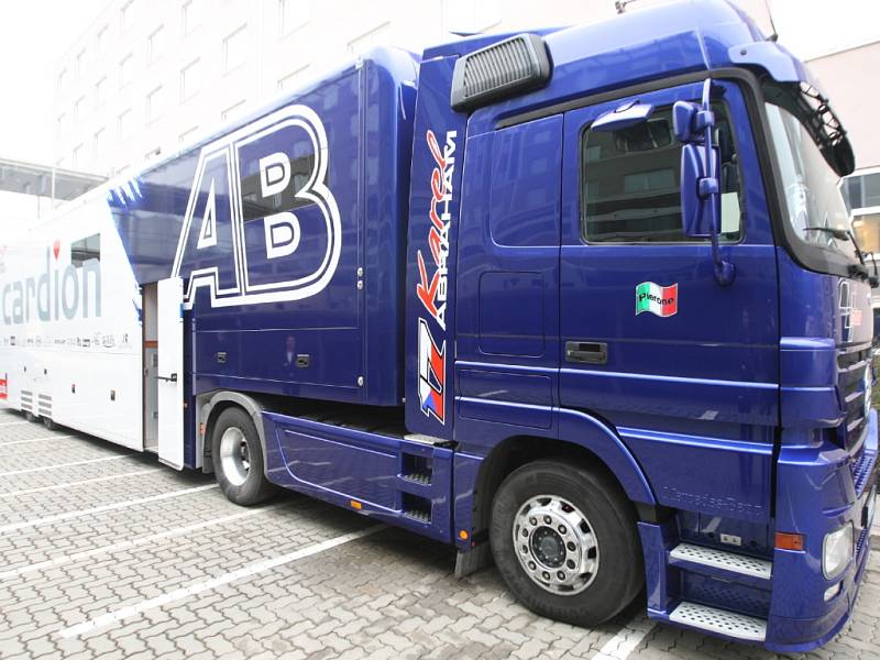 Týmový kamion pro zázemí jezdců Cardion AB Motoracing.