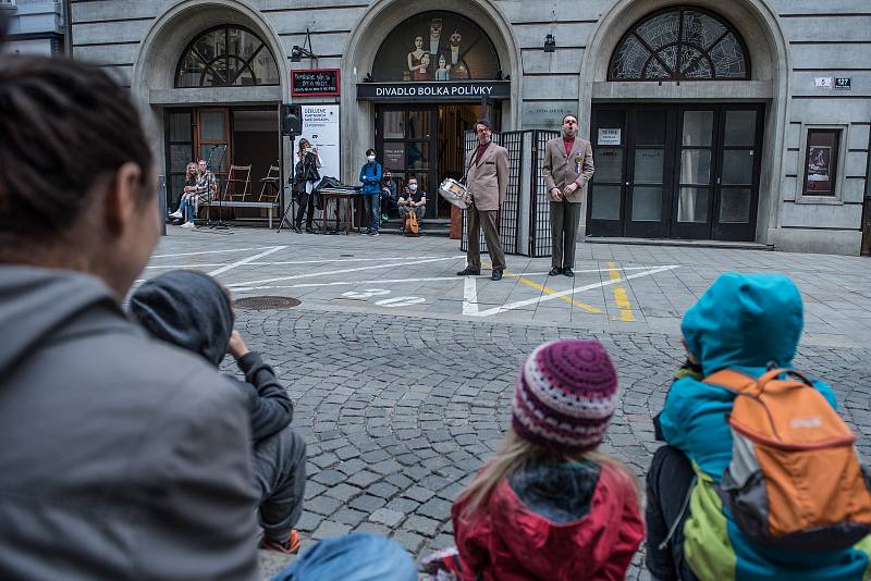 Kultura je taky služba. To je výzva Mezinárodního divadelního ústavu, ke které se připojilo také Divadlo Bolka Polívky. V tomto týdnu je tak možné potkat náhodně na ulici živá divadelní představení nebo skeče.