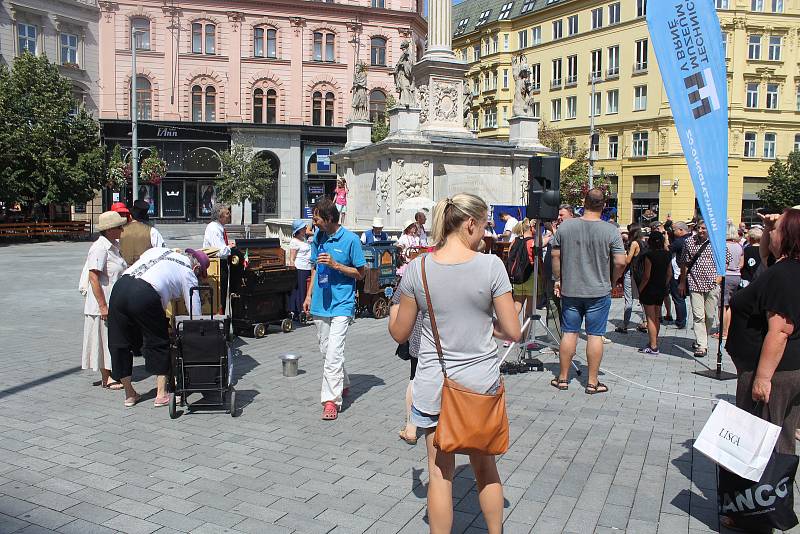 Asi dvacet lidí s flašinety se zúčastnilo devátého Mezinárodního setkání flašinetů v Brně. Flašinety staré i sto let přivezli lidé nejen z Česka, ale i Německa, Francie či Itálie.