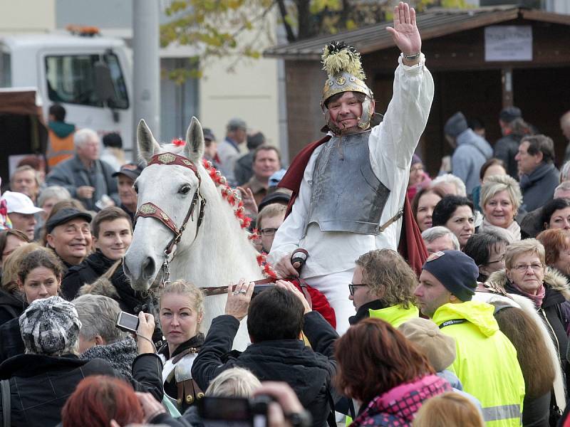 Svatý Martin dorazil do Brna. Mladé víno rozléval na náměstí Svobody.