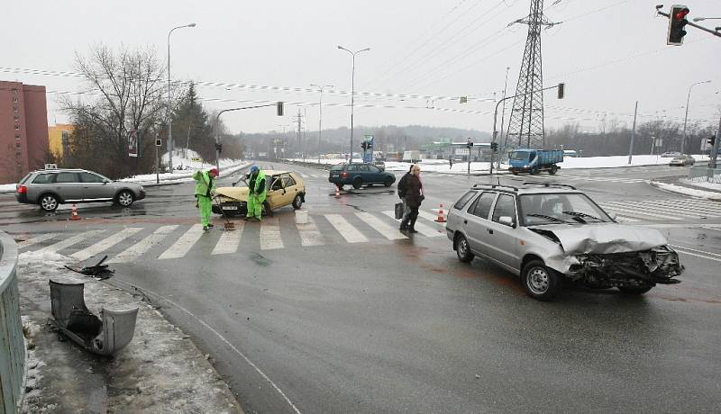 V brněnské Líšni v sobotu havarovali řidiči Škody Favoritu a Felicie.