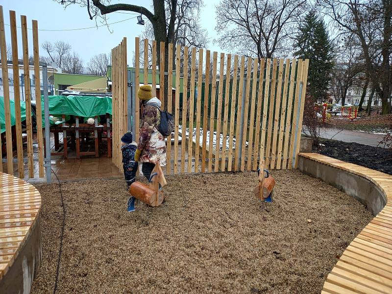 V Lužánkách otevřelo nové dětské hřiště, které se nachází u vstupu do parku ze třídy Kapitána Jaroše.
