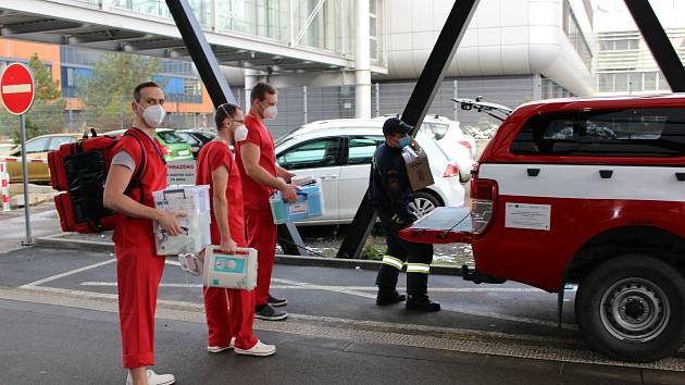 Mobilní očkovací tým z bohunické fakultní nemocnice vyjel do domovů důchodců.