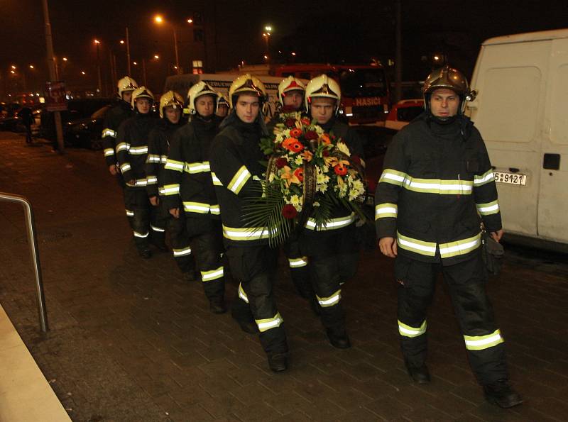 Příbuzní a kolegové uctili památku dvou hasičů, kteří před dvanácti lety zahynuli při požáru tehdejšího kasina u hlavního vlakového nádraží.