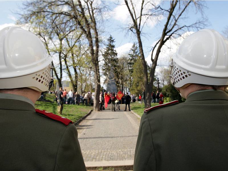 Komunisti se u památníku střetli s odpůrci