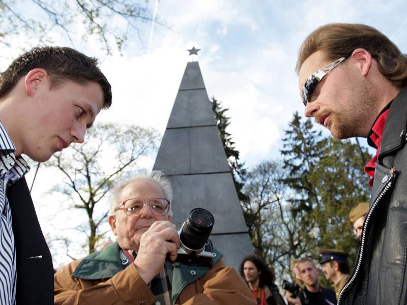 Komunisti se u památníku střetli s odpůrci