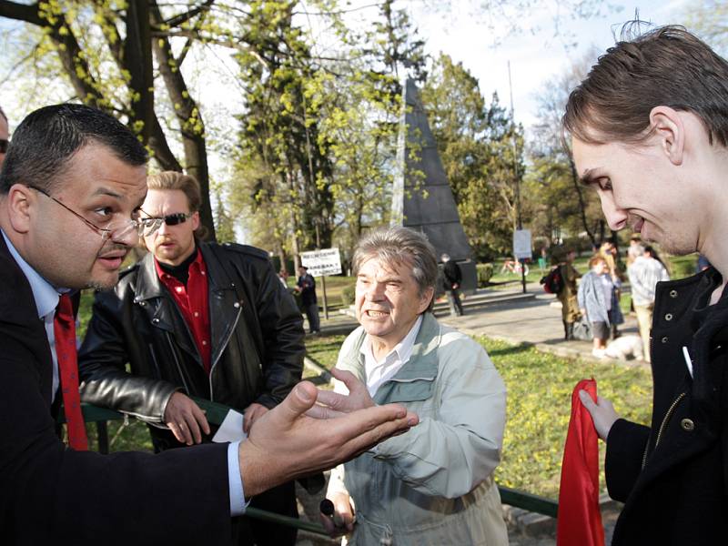 Komunisti se u památníku střetli s odpůrci