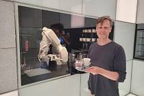 Návštěvníky nové kavárny v Uměleckoprůmyslovém muzeu v Brně obslouží robotická ruka. Dokonce umí vykreslit do pěny na kávě jejich podobu nebo jiný obrázek.