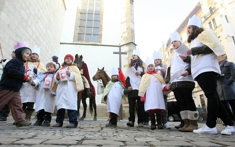 Tři králové vyrazili na hnědácích na podporu charitativní sbírky.