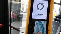Zaplatit jízdné v autobusu brněnského dopravního podniku bez hledání drobných? Od úterý 9. června je to možné ve všech autobusech linky 76.