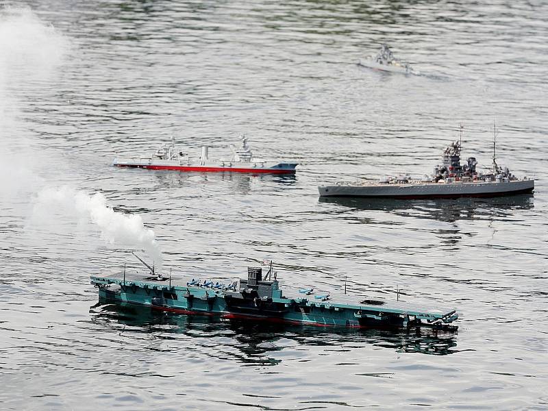 Zhruba sedmdesátku modelů letadel a lodí vidělo v neděli na Brněnské přehradě víc než deset tisíc lidí. Takzvaná bitva Midway byla už poosmé součástí festivalu Ignis Brunensis. 