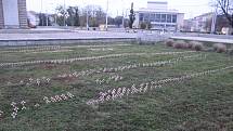Okolo tisíce dřevěných křížů s vlčími máky ozdobilo trávník před sochou vojáka na Moravském náměstí. Připomínají válečné veterány.