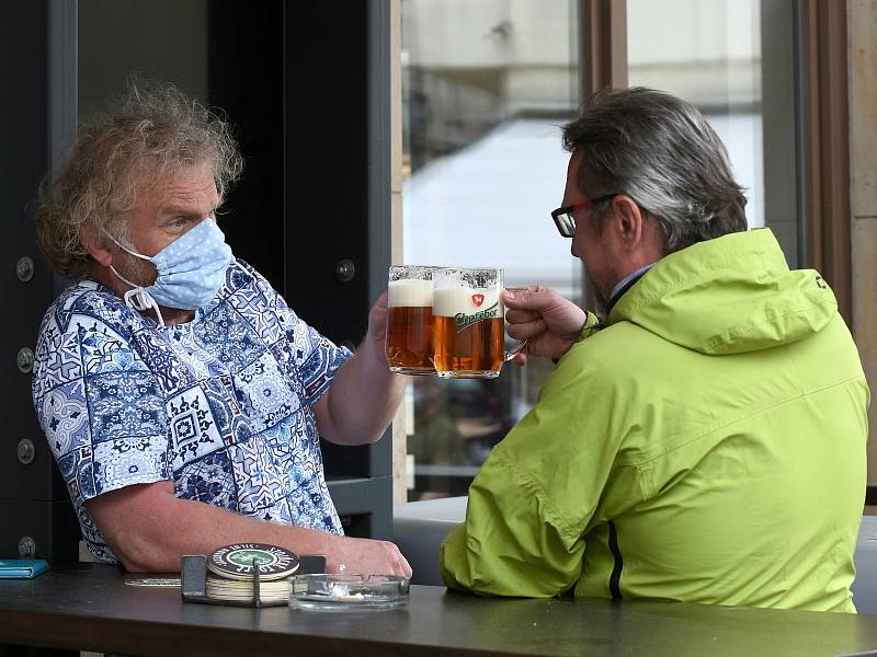 Popíjení alkoholu v centru Brna.