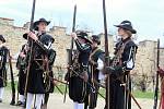 Skupina historického šermu Houwaldův regiment předvedla v sobotu na hradě Veveří návštěvníkům ukázky z výcviku švédských mušketýrů z období třicetileté války.