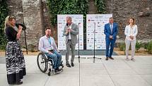 Letní evropské hry handicapované mládeže Emil Open začaly ve středu slavnostním zahajovacím ceremoniálem, na němž nechyběl průvod vlajkonošů, pochod bubeníků centrem Brna ani tradiční benefiční show Jana Krause Z očí do očí.