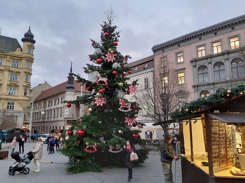 Vánoční strom na náměstí Svobody v Brně už zdobí koníci, vločky a baňky.