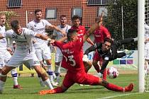 Líšeňští fotbalisté (v bílém) na úvod nové sezony druhé ligy remizovali v Chrudimi 0:0.