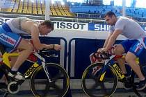 Brněnští dráhaři Tomáš Bábek a Adam Ptáčník (zleva) se rozjíždějí na velodromu v kolumbijském Cali. 