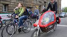 Téměř pět stovek mužů, žen a dětí v pátek vyrazilo z Moravského náměstí na první letošní cyklojízdu.