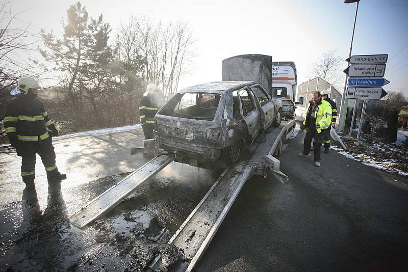 Požár v Modřicích zničil osobní auto.