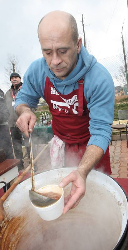 Hodina a deset minut stačila amatérským kuchařům, aby prodali všech sto padesát porcí kančího guláše, které v sobotu uvařili na Guláš festu v Lužánkách.