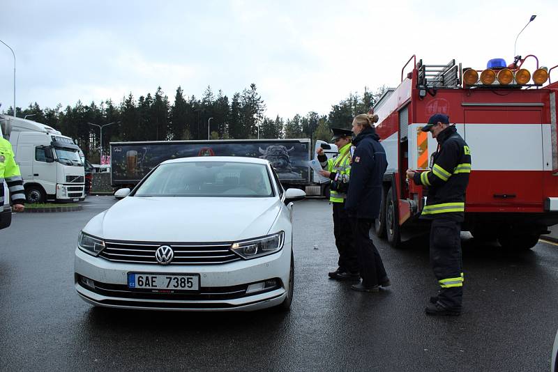 Zaskočeným řidičům nerozdávali v úterý na dálnici D1 u Devíti křížů policisté pokuty, ale informační letáky a reflexní vesty.