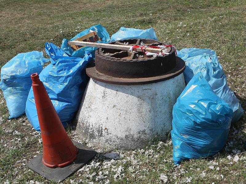 Kempy v okolí brněnského automotodromu zejí prázdnotou. A odpadky.