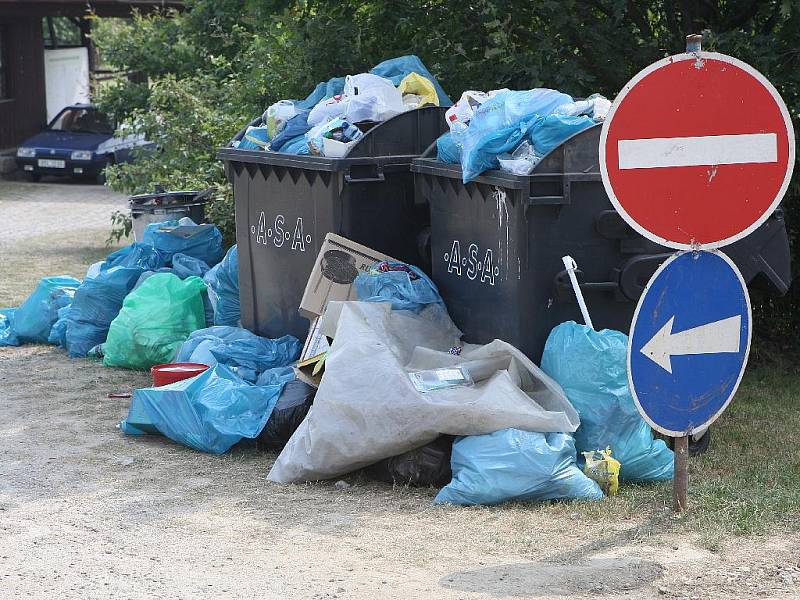 Kempy v okolí brněnského automotodromu zejí prázdnotou. A odpadky.