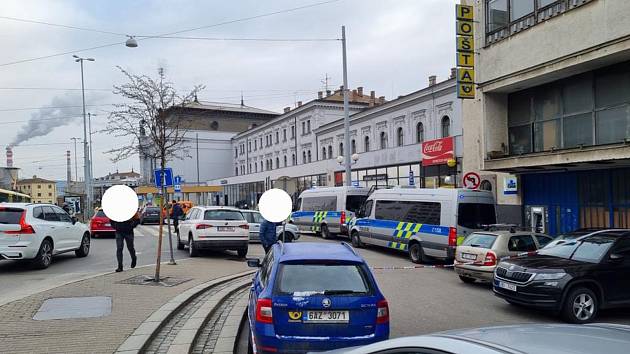 Situace před brněnským vlakovým nádražím v pondělí ráno.