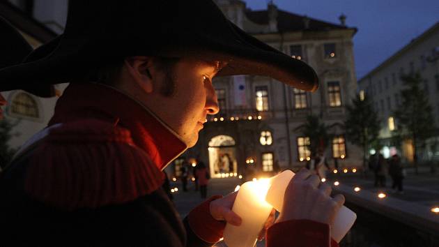 Desítky svíček ve středu odpoledne rozzářily Moravské náměstí v Brně. Připomněly tak výročí bitvy u Slavkova v roce 1805. 