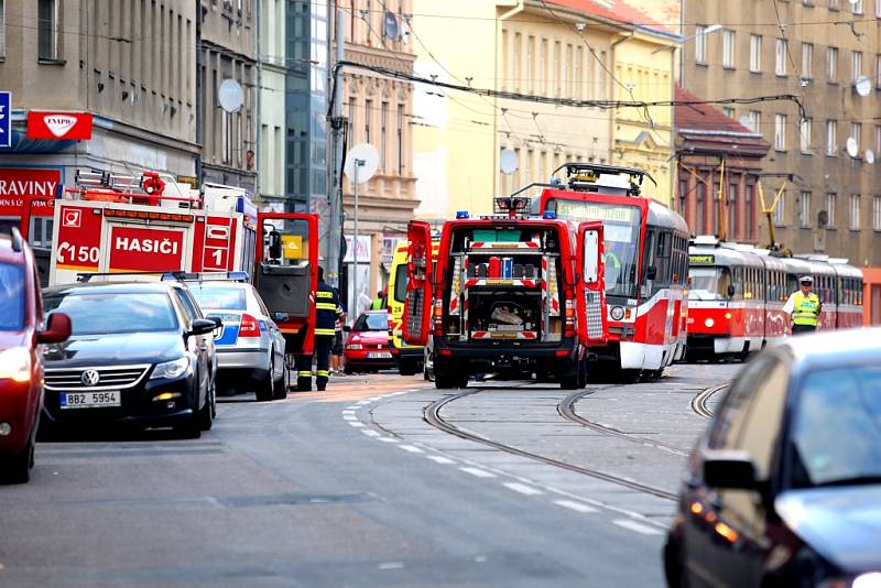 Při odbočování doleva narazil do tramvaje. Při nehoděna křižovatce ulic Cejl a Körnerova v Brně, si řidič osobního auta narazil rameno. 