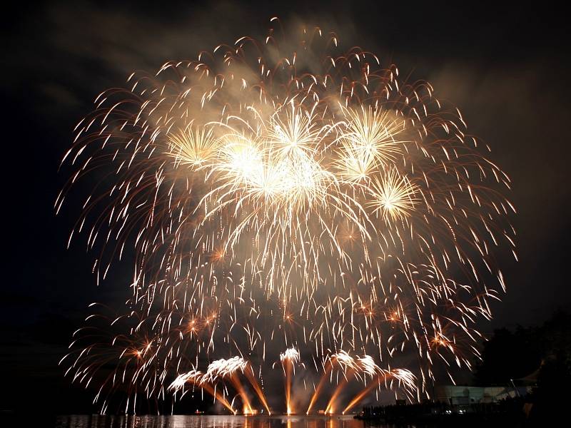 Ohňostroj řecké skupiny Nanos Fireworks.