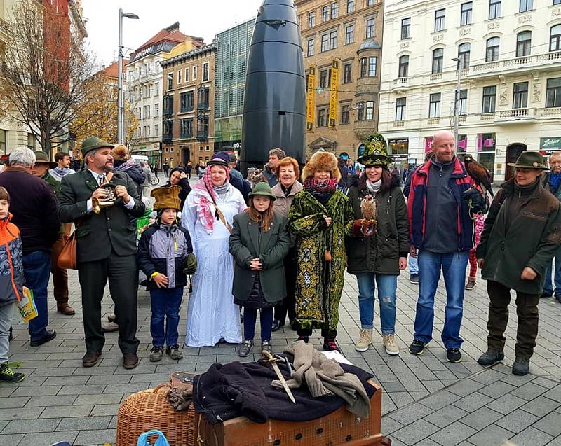 Takto si den sokolnictví připomínali lidé před rokem na brněnském náměstí Svobody.