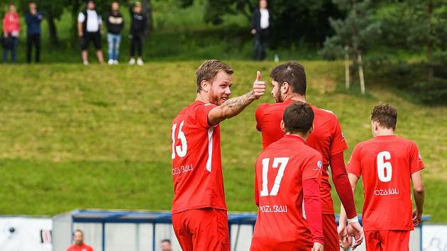 Bohuničtí fotbalisté (v červeném) jsou opět na čele tabulky.