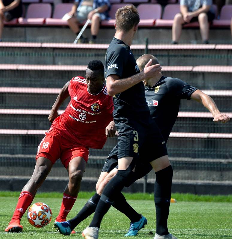 Třinec remizoval doma v 7. kole F:NL s brněnskou Zbrojovkou (v černém) 1:1.