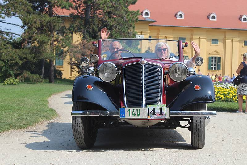 Jih Moravy v sobotu zaplavily veterány. Jejich řidiči a majitelé s nimi projeli ze Zaječí přes Lednici a Mikulov až do Valtic na Břeclavsku. Autor: Ondřej Kaloud