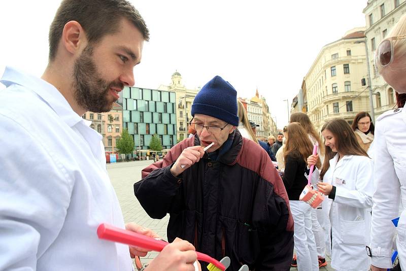 Techniku správného čištění zubů i tipy spjaté s dentální hygienou se mohli dozvědět lidé, kteří se účastnili akce Ve zdravém Brně zdravý chrup. Kampaň připravilo Sdružení studentů stomatologie, které na brněnském náměstí Svobody informovalo kolemjdoucí.