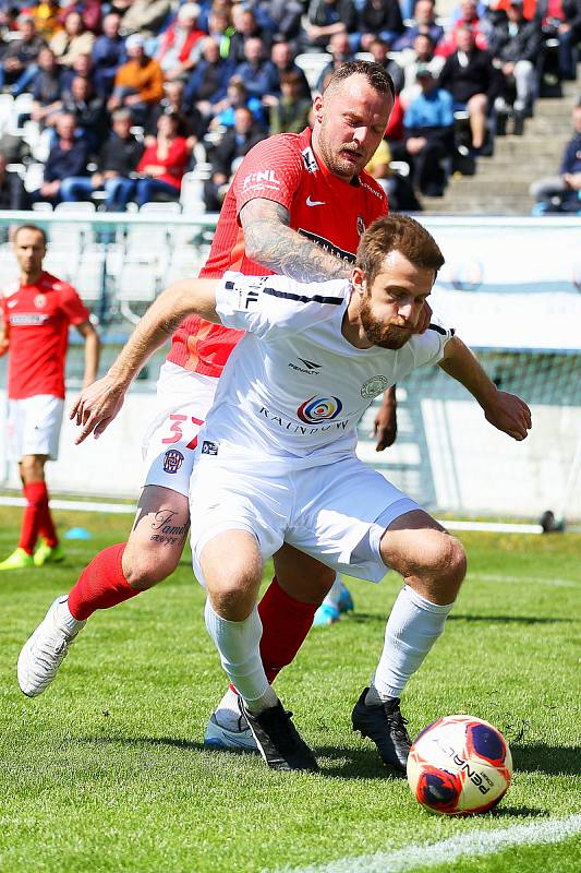 Fotbalisté Vyškova (v bílém) prohráli s vedoucí Zbrojovkou Brno na svém stadionu v Drnovicích 0:2.