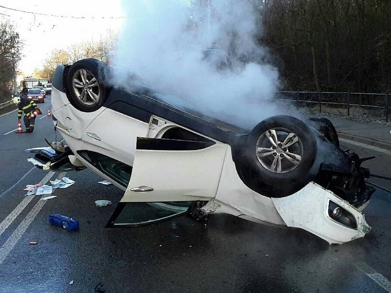 Nehoda osobního auta uzavřela po druhé hodině odpoledne Rokytovu ulici v obou směrech. Podle informací policistů se řidič osobního automobilu nevěnoval řízení a najel na obrubník. Vůz se převrátil a začal hořet.