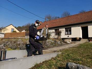 Dobrovolní hasiči z Bílovic nad Svitavou zásobují místní seniory nákupy, rozváží roušky a dezinfikují veřejná místa v obci.