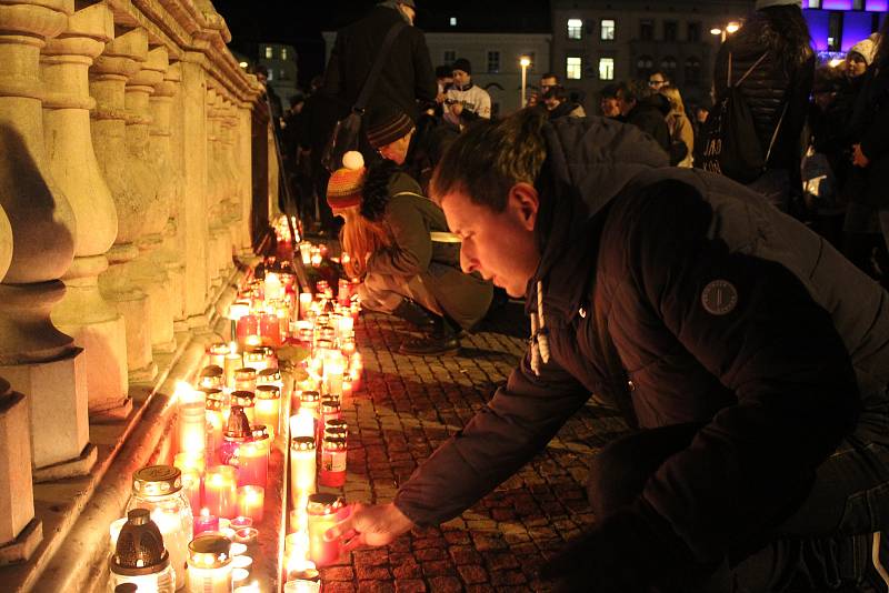 Na brněnském náměstí Svobody si lidé připomněli zapálením svíček Jana Palacha. Student se upálil přesně před půl stoletím.