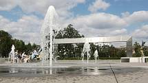 Brno 8.7.2019 - zákaz koupání ve fontáně před Janáčkovým divadlem