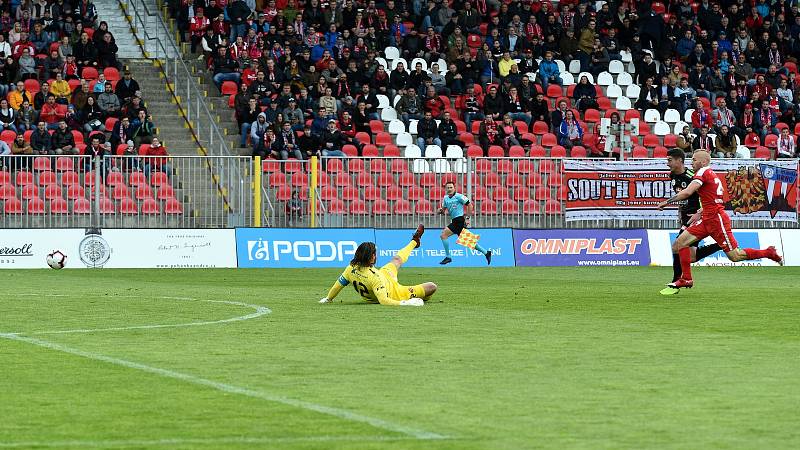 27. kolo FNL mezi domácí FC Zbrojovkou Brno (červená) a FC Hradcem Králové (černá)