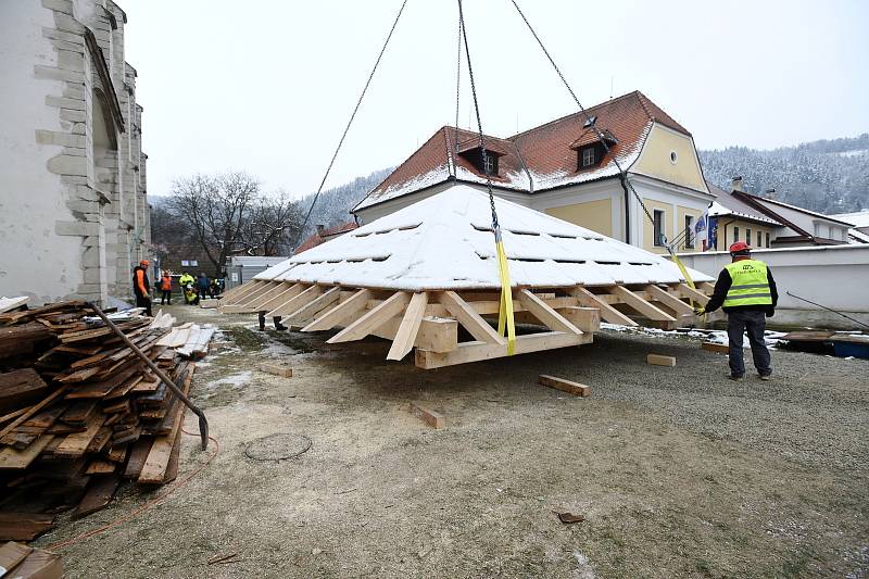 Opravovaný kostel v Doubravníku na Brněnsku.