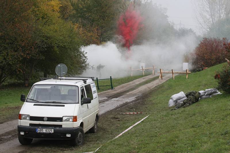 V areálu rozvodny v Sokolnicích na Brněnsku ve středu cvičili zásahy vojáci, policisté a záchranáři Českého červeného kříže.