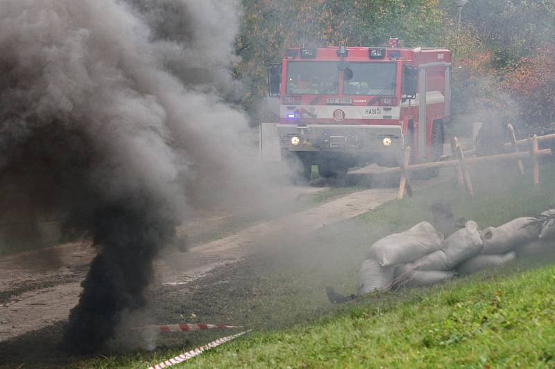 V areálu rozvodny v Sokolnicích na Brněnsku ve středu cvičili zásahy vojáci, policisté a záchranáři Českého červeného kříže.