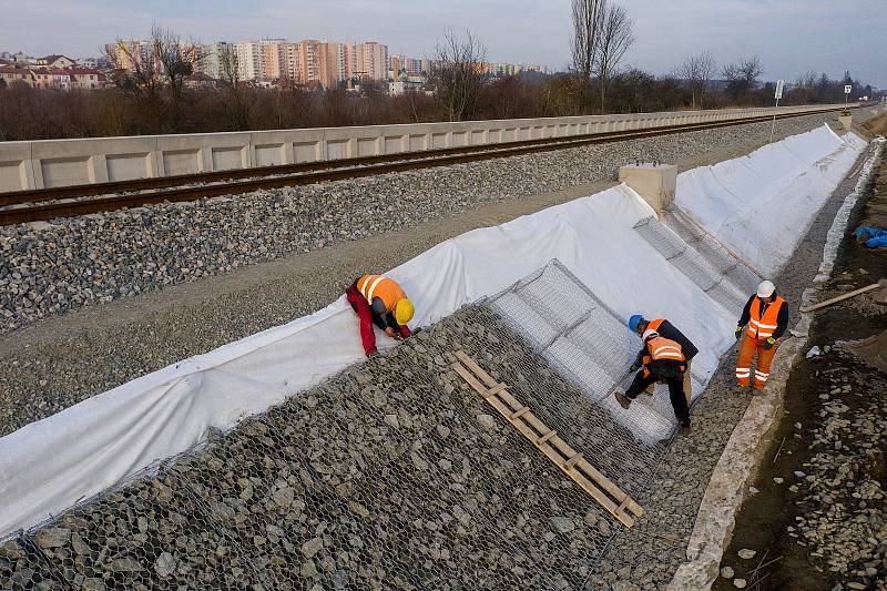 Elektrifikace trati mezi Brnem a Zastávkou. Březen 2021.